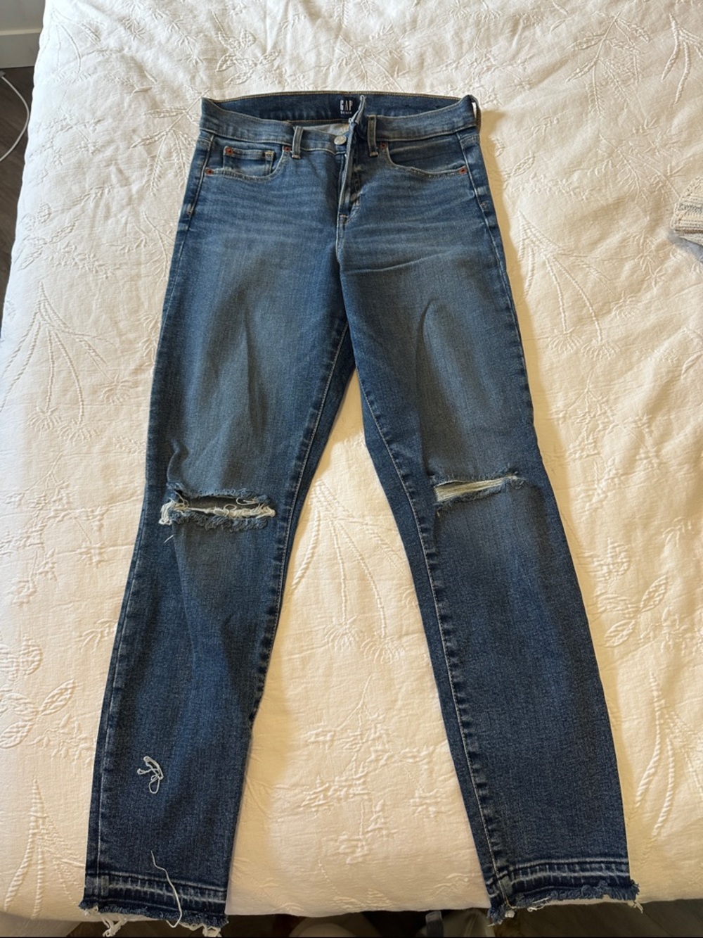 GAP Women's Medium Blue Skinny Jeans with Knee Rips
